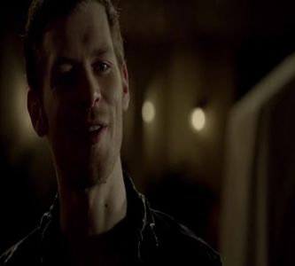 — Stă nemișcat cât Elena îl bătea cu rigla, apoi calm i-o ia din mână și o pleznește peste; cu rigla peste cwr de rupe rigla. „Și ai dat toată pensia copilului pe silicoane și l-ai lăsat să moară de foame, nu? Lasă că rezolvă unchiul Klaus.” Dispare și apare cu mâncare pentru Felix.
