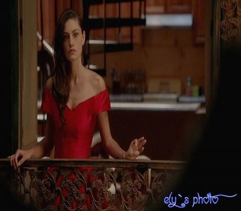 *o strange pe Elena in brate* Bai, originalilor, rai mai sunteti cu saraca fata. Klaus, aia e mancar; de pisici.  *ii face semn spre pisica de pe punga de mancare*
