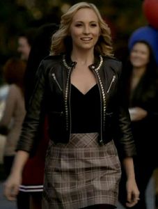 》#Se apleacă și ia telefonul, apoi scoate un papuc din geantă și-i dă cu el peste față. +; &quot;Eu te caut ne.norocitule prin Europa și tu ești acasă, mă?!?!&quot;
