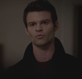 》#Își dă mare palmă peste față. "Auzi la ea că-mi ia de jucărie, că de nu-mi vine să-mi +; smulg părul din cap!&quot; #Se așează pe jos în poziție turcească și se uită la piesele viorii sale, apoi la ea. &quot;Mai bine mi-o repari pe asta decât să mă iei la mișto cu jucării..&quot;
