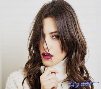 Bine, iti repar vioara sau iti iau alta noua. Iarta-ma ca ti-am distrus-o, reactionez urat la nervi+; *se aseaza langa el si incepe sa stranga si ea bucatile de vioara*
