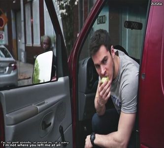 — Stătea în curte în mașina lui și mesteca dintr-un măr, se uită la Felix și Leana când ies din; afara, il vede pe Felix cum vine în zig zag spre el... il apuca dragu de el si se preface ca-i frac-su, ca ala oricm era blocat in Germania in carantina. Lasă că te învata tac-tu sa conduci peste 2-3
