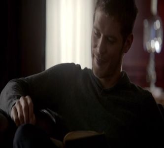 — înclina înspre aceasta, ochii acum mijiți în pur interes, iar vorba preia o nuanță cu mult; mai discrete. „...dar ce macină atât de tare o tânără domnișoară încât să o împingă a recurge la fugă?” Dantura-i este acum pe deplin dezvelită de un rânjet ce putea fi considerat chiar mișelesc.
