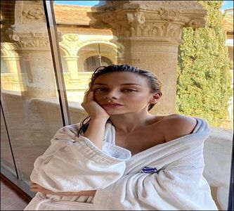 ; (Mă îndrept spre bar și mă aplec peste acesta, încercând să-i atrag atenția barmanului, uitându-mă; spre el. Când mă zărește îi arunc un zâmbet) Un mojito te rog. Cu gheață. (Pun accent pe ultimul cuvânt și mă cocoț pe unul din scaunele înalte de lângă bar, sprijinindu-mi fața în palmă și analizând 
