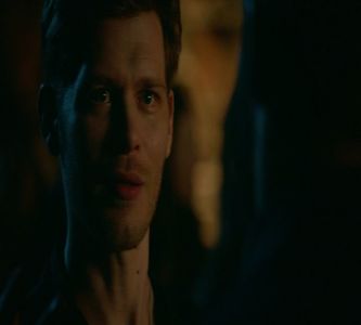 — Realizează acum că tânăra era departe de a glumi în ceea ce privește comiterea unei; crime, moment în care Klaus alege să inspire cu mult mai adânc parfumul (nu cel superficial) al acesteia, încruntându-se de îndată. „Ce ești tu?” Întrebarea sa în esență era cu mult mai intensă.
