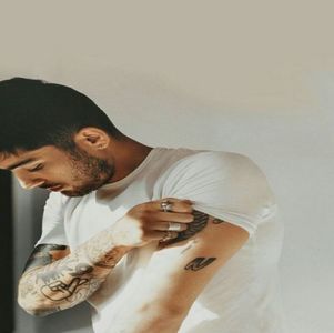; (Pășesc în bar, analizând locul din priviri. Unele lucruri chiar nu se schimba niciodată. +; Totul arăta ca în urmă cu 10 ani, când am fost ultima dată aici. Cu excepția unui singur detaliu. Atmosfera din această încăpere nu fusese niciodată atât de încărcată. Simțeam prezența unor lucruri ma
