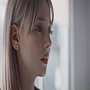 ; (Îmi îndrept spatele și-mi ridic bărbia, încercând să adopt o figură serioasă, pentru a-mi ascunde; sentimentul de frică ce-mi încolțise în suflet). Nimic ce ar trebui să te îngrijoreze. A fost doar o neînțelegere. (Accentuez ulltimul cuvând, mijindu-mi ochii spre Raven, al cărei nume abia îl aflase
