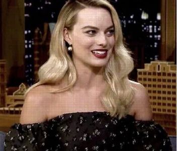 ›εϊз̤٢ ࢱ⋄‹̣̇͘͘͘.; inculparea cumpărătorul. Singurul joc pe care-l urmărea Margot, spre decepția; vânzătoarei, era cel al cutelor de satin ce se unduiau neastâmpărate la fiecare spintecătură de foarfecă. Nu se simțea vinovată. Ce-i drept, nici nu realizase că se năruise timpul asupra sa. Nu-l
