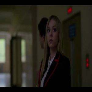 ; (Suflu jucăuș micile flăcări de la capătul degetelor, făcându-le să dispară, apoi îmi ridic genunc; la piept, înconjurându-i cu mâinile) Oamenii din locul ăsta sunt atât de ignoranți încât n-ar oberva nici dacă le-aș flutura asta în față. (Chicotesc, apoi înconjor tot localul cu privirea)
