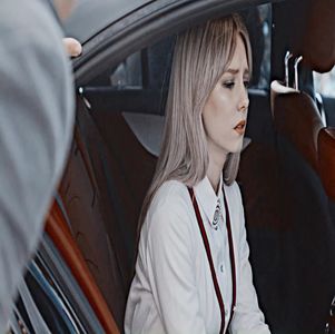 ; (Îi urmăresc cu atenție fiecare gest, atât cu vigilență, cât și cu admirație. Nu puteai să nu +; te simți copleșit în prezența lui Klaus, acesta emanând putere prin toți porii) Am devenit destul de târziu conștientă de toate astea, nu prea mă descurc cu gestionarea lor.

