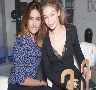 — 　Buzele şi le între-deschide, gest prin intermediul căruia iniţiază un sărut adevărat, care,; treptat, se transformă într-unul pasional, ba chiar mai afectuos decât era necesar în acea clipă neaşteptată. Limba i se infiltrează deci în interiorul gurii, luând astfel amploare un
