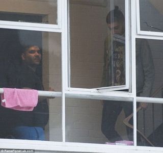 — 　Buzele lui continuă prin acelaşi joc până în clipa în care total pe neaşteptate simte; respectivele atingeri de la nivelul obrajilor, mişcare ce îl poartă astfel spre zona buzelor ei până ce acestea li se unesc. În mod instinctiv capul şi-l înclină într-o parte opusă ei, iar odată ce
