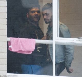 — 　Din nou, îşi propune obstrucţionarea vreunui alt contact vizual doar pentru a-şi intra; în rolul propus anterior, până ce păşeşte spre masă, loc de pe care îşi preia telefonul, sesizând din primele secunde un număr necunoscut lui, deci aşadar, neexistent în propria-i agendă.
