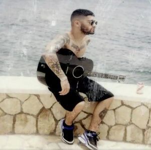 ; (Mai poposesc cu privirea asupra ei o secundă apoi mă rotesc din nou cu spatele la bar +; fumând și analizând puținii oameni rămași în bar, în căutarea unei potențiale prăzi)
