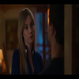 ; Cred că.. Cred că am omorât pe cineva. Dar jur, a fost una accident. Am vrut doar să-l sperii +; Nu să.. (Am simțit cum un nod mi se pune în gât, în timp ce lacrimile-mi împânzesc din nou privirea) Mă urmărea și... am vrut doar să scap de el. (Îmi încleștez mâna liberă, demonstrativ, ca și cum aș
