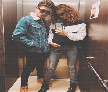 ― ❝să mai treacă timpul decid să fumez o ţigară.Îmi scot pachetul din geanta mică pe care; o purtam pe umăr şi mă aplec în faţă sprijinindu-mi cotul în genunchi,şi totodată şi bărbia în palmă uitându-mă pe după lentilele fumurii la cetăţenii din acel oraş.Îmi aprind ţigara fumând relaxată❝
