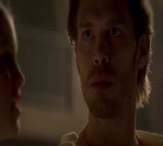 — Aflat în imediata proximitate a barului lui Niklaus îi este posibil acum să se sprijine în cotul; drept pe suprafața lăcuită a tejghelei lemn, mâna stângă preocupându-se de atragera atenției barmanului care numaidecât se prezintă în fața bărbatului. „Whiskey, nu te mai obosi cu pahare,
