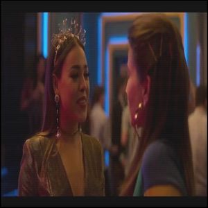 ☆ ᒪᓰᗷᘿᖇᓍSᓰS ❧ Primindu-și comanda, aceasta ridică paharul de pe tejgheaua barului,; lipindu-și imediat buzele de acesta pentru a gusta băutura. Privirea îi este alert direcționată către Klaus în momentul în care acesta i se adresează, trecându-și limba
