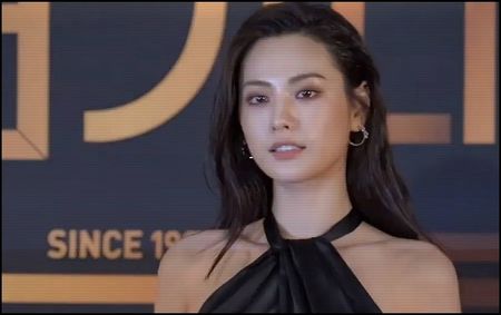 — ❝Domnule.❞ Drege vocea. ❝Nu știu cine sunteți de vorbiți așa. Iar de politețea de; care spuneați mai devreme nici nu mai încape vorba. Nu mă interesează averea dvs.❞ Trage mâna.
