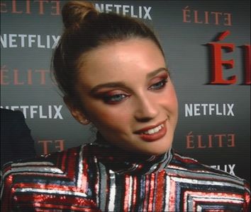― ❝linii negre îşi fac apariţia sub ochii ei,dar îmi scutur capul revenindu-mi imediat în fire.; Nu puteam să fac o scenă aici,dar era din ce în ce mai greu să mă controlez fiind obişnuită să şfâşii tot ce prindeam în calea mea.Acesta era oraşul meu natal şi nu puteam să fac asta şi aici.❝
