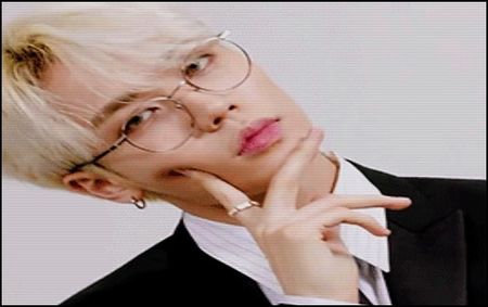 — ❝Mâinile jos de pe ea.❞ Se apropie de ei și desparte mâna Verei de a lui, se uită; fix la el. ❝Josnic.❞
