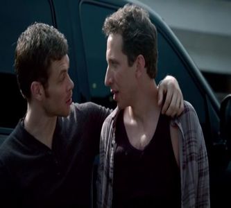 — „genitura mea preferată!” Îl întâmpină el pe brunet, ridicând sticla către acesta în semn; de noroc, iar apoi se uită către barman. „Adu-mi până la urmă acel pahar.” Apoi cutează să privească către Selene. „Astea pare că sunt risculile când dispari pentru mai bine de zece ani.”
