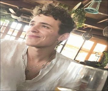 ― ❝ o eşarfă în următoare perioadă!❝O constrâng şi mă îndepărtez de ea intrând prin spa-; -te în bar.Merg direct spre baie unde îmi aranjez un pic ţinuta şi părul uitându-mă atent în oglindă să nu am pete de sânge pe faţă sau pe cămaşa descheiată ip pe care o purtam❝
