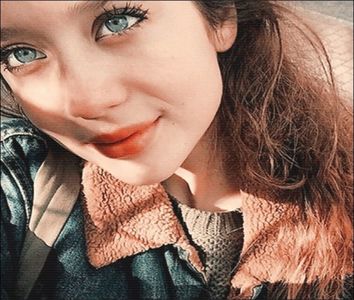 ― ❝ auzul de vampir.Chicotesc auzind anumite faze mai amuzante şi îmi dau ochii peste; cap minunându-mă de prostia oamenilor.Duc din nou paharul spre buze şi dau tot ce-a mai rămas în interior peste cap.Mă ridic de la bar luându-mi ochelarii şi mă îndrept spre ieşirea din spate❝
