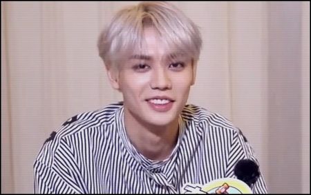 — ❝Nuu, în niciun caz. Îmi aminteam cum i-ai turnat șampania peste pantaloni.❞