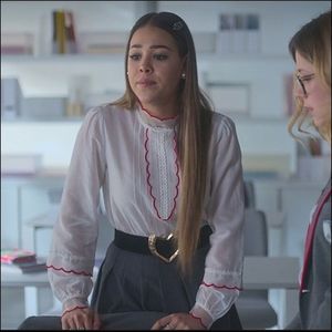 ☆ ᒪᓰᗷᘿᖇᓍSᓰS ❧ "Lasă-l pe bătrân! Și în caz că află... ne descurcăm noi cumva." Își; dă geanta jos de pe umăr, luând cartea de pe masă și punând-o în geantă. &quot;Însă va trebui să stea la mine, dacă această carte va ajunge în mâinile unui mundan nu va fi bine.&quot;
