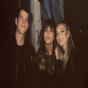 ; (Mă uit cu o oarecare dezamagire la Selene cum baga cartea în geanta sa. Probabil avea +; dreptate. Nu reușeam să disting prea multe de una singură, aveam nevoie de ajutorul său pentru a-mi dezvolta nou descoperita latură magică, care-mi dădea atât de multe bătăi de cap)
