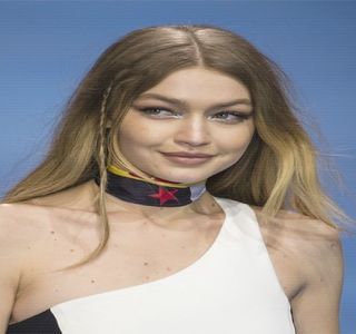—  Ascultând ştirile, în timp ce pe cea de a doua şi-o dedică curăţeniei, ocupându-se, deci,; de strângerea resturilor de mâncare rămase atât de pe urma lui Zayn, dar şi de pe urma sa. Cu destul de mult răgaz oferit, precum şi suficientă râvnă, reuşeşte să ofere strălucire bucătăriei,
