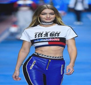 —   Lor împreună că acea cameră este încuiată, pe motivul depozitării unor obiecte irelevante,; cât şi a unor cutii neînsemnate. Totuşi, instinctiv, se opreşte curioasă în faţa încăperii cu pricina, şi fără vreo speranţă anume, încearcă din nou clanţa acesteia, în profida faptului că
