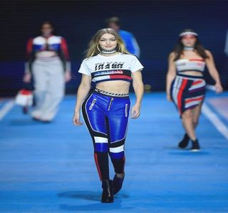 —  Aminti de cheia pe care o găsise în timp ce Zayn făcea duş, mai precis, cea care căzuse; întâmplător de undeva de pe mobilă, în încercarea ei de a revendica o mini-oglindă. Prin urmare, din inconştienţă mai mult, îşi infiltrează una dintre palme în interiorul buzunarului jeansilor,

