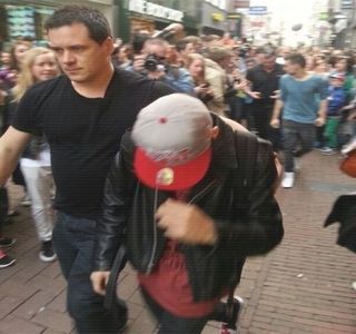 — 　Certitudinea faptului că avea să primească postul cu pricina apăruse abia după; finalizarea micului interviu, pe repede înainte. Astfel că timpul alături de managerul respectivului club devenise tot mai redus, căci reuşise să acopere o sumedenie de informaţii necesare

