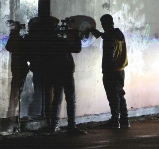 — 　Sprânceana arcuită anterior îi coboară treptat până în punctul în care Gigi răbufneşte; într-o manifestare deloc aşteptată, sesizând cum într-o secundă începuse deja să micşoreze distanţa dintre ei. Încă din primele secunde în care blonda sare la gâtul său, parcă
