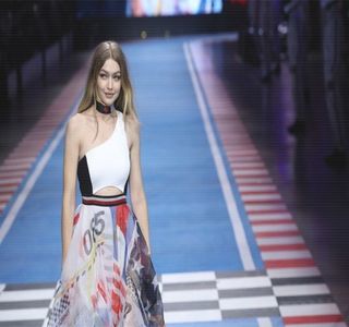 —  Pe care era să o „comită”, încuie din nou uşa, asta prevenitiv, în cazul în care Zayn ar; fi uitat din nou ceva, urmând ca apoi paşii să o ghideze la loc în faţa dormitorului cu pricina. Ajunsă deci în dreptul acestuia, descuie din nou încuietoarea, cu ajutorul cheii sustrase din
