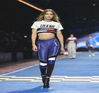 —  Analiză ajunge la concluzia că era ceva dubios la mijloc, neînţelegând de ce Zayn alesese; să o mintă şi mai ales, de ce anume încăperea era încuiată dacă totul părea să arate în regulă. Curioasă, însă totodată cu speranţa de a găsi un răspuns în acest sens, decide să arunce un ochi
