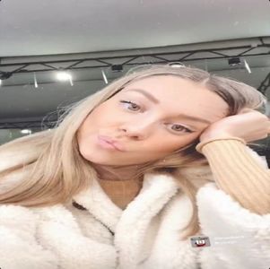 ; (Aud mișcare în spatele meu și mă întorc instinctiv pe călcâie, trezindu-mă față în față +; cu însuși motivul sosirii mele în bar. Încerc să păstrez o atitudine degajată, zâmbind slab, chiar dacă panica își făcea loc în sufletul meu.) Klaus! (Exclam, încercând să par suprinsă)
