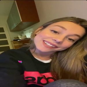 ; Dar se pare că ai aflat înainte ca acest lucru să fie posibil. (Ridic din umeri, și-mi +; focusez atenția pe paharul de bourbon pe care-l adusese barmanul, luând o mică înghițitură.)
