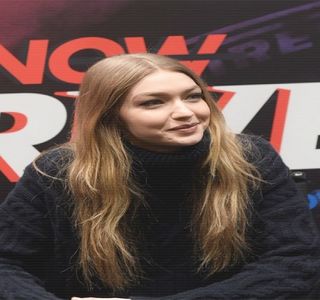 —  Şi asta pentru că, niciun om cu capul limpede nu şi-ar cere în căsătorie iubita după doar; două luni împreună, cu atât mai puţin Zayn. Întrebarea finală era acum: cui îi aparţinea acest inel? şi mai presus de toate, de ce iubitul său îl ascundea într-un dormitor încuiat?
