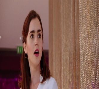 — suspicios din cauza aspectului ei murdar, de-a dreptul dezgustător din pricina noroiului; așternut peste tot pe aparența sa. „Fă-te util și adu-mi o apă plată cu lămâie.” Spune ea pe un ton arțăgos, nefiresc ei, dar privirile insistente ale acestuia chiar o deranjau teribil de tare.

