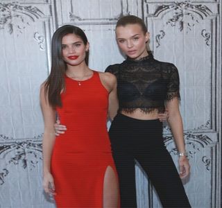 — se amuză deci de asocierea lui de cuvinte, referitoare atât la Zayn, cât și; la iubita sa, eliberând câteva râsete în asentiment, însoțite totodată de remarca: “Handicapat ești.” la scurt timp, zâmbetul prezent în colțul gurii i se intensifică încetul cu încetul,
