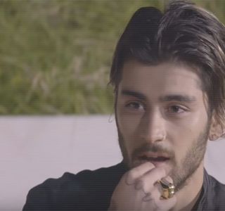 — Lateralul acesteia, iar imediat ce aşază paharul peste masa respectivă, decorată destul; de bine, privirea îi coboară totodată asupra dulciurilor ce reuşeau a-ţi fura cu uşurinţă atenţia. Sustrage aşadar o bomboană de ciocolată căreia rapid îi face vânt până ce aterizează în interiorul
