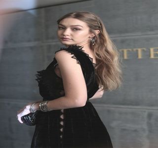 — un pahar de șampanie între propriile degete, ochii și-i trece anevoios; peste oamenii prezenți, care mai de care cât mai sofisticat îmbrăcat; dintr-un moment în altul însă, atenția îi ajunge captată de o prezență simțită undeva în apropiere, cea a cărei voce

