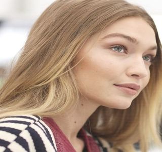 —  Reacţia pe care el o dezvăluie în primă instanţă, cea prin intermediul căreia face trimitere; către soţul miresei, îi provoacă eliberarea unui mic râset specific, drept consecinţă. Astfel, se încumetă la următorul răspuns: „Fir-ar să fie, speram să nu-ţi dai seama. Cred că de la
