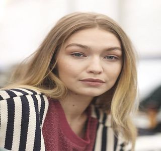 — Ulterior de primirea acelui sărut din partea sa. Pe de altă parte, vorbele măgulitoare pe care; mai apoi le asimilează armonios din partea aceleiaşi persoane constituie un prim factor al aceleraţiei ritmului cardiac. Evident, complimentul respectiv are un impact şi la nivelul propriului chip,
