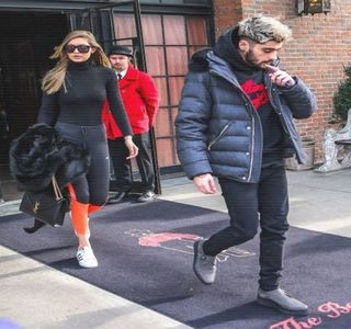 — Doar pentru ca aceasta să poată produce un apropo referitor la propria-i persoană reuşeşte; să-i relaxeze fiecare muşchi al feţei şi corpului. Concluzia ei, mai bine spus, deranjul explicat, contribuie la manifestarea stării prin aceeaşi expresie facială, până ce, se încumetă a rosti:
