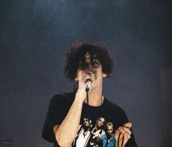 ⊺ⱶ∙ⱻ⃞¹⁹⁷⁵∕▪‧.;  mult naturale (fie vorba între noi, nu se feresc unii o zi de la KFC sau; păcănele...), ce va urma. Avea, deci, mănuși (luate de pe Amazon, vintage) și o mască (de firmă chiar, căci până și Gucci era, păzește-ne pe toți, mai competentă decât comietul de profesori și mai
