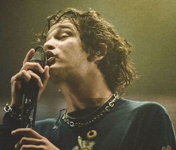 ⊺ⱶ∙ⱻ⃞¹⁹⁷⁵∕▪‧.; ales, decât decanul-buștean). Asta nu este tot, nu, desigur, acompaniată îi era; silueta de acea uniforma medicală anti-virus ce făcea legătura armonios între cele două extremități. Ce să mai, era mai pregătit decât o să fie tot campusul adunat, și chiar dacă acum îi erau aruncate
